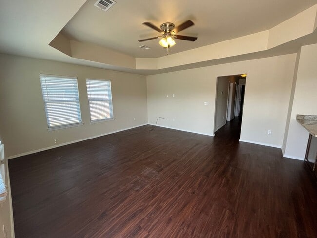 Building Photo - Paved Road/Cozy Home/Convenient location