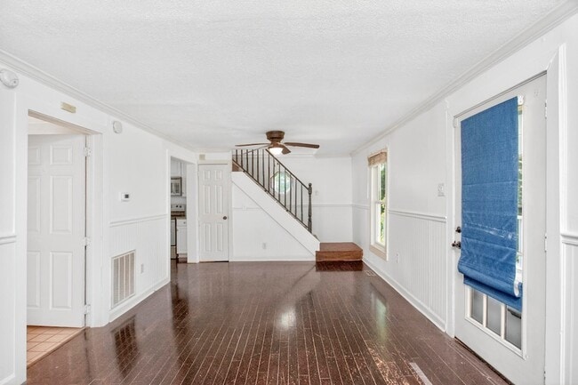Building Photo - 3008 Lakeshore Dr
