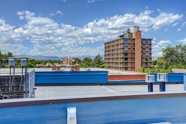 Building Photo - 2 bedroom 2 bath Penthouse apartment in Wa...