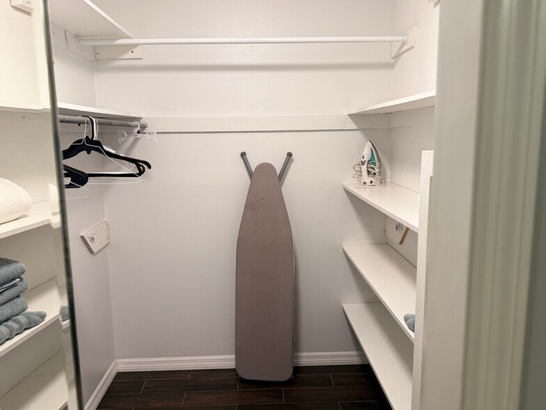 Building Photo - 914 W Cimmeron Dr