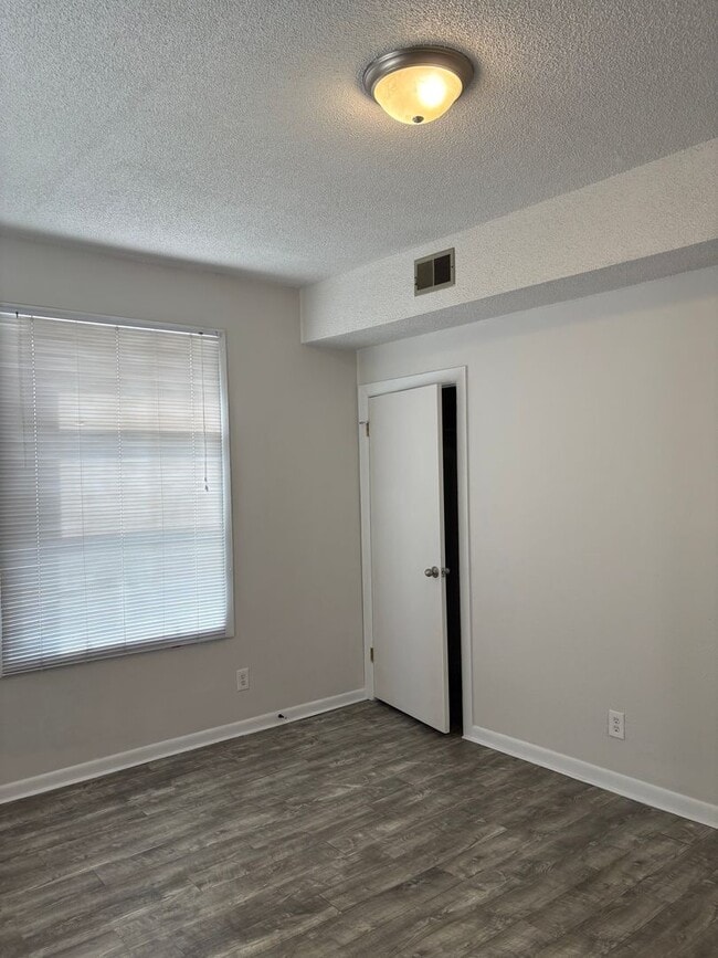 Building Photo - Spacious 2 Bedroom 1 Bath Home Across from UNC