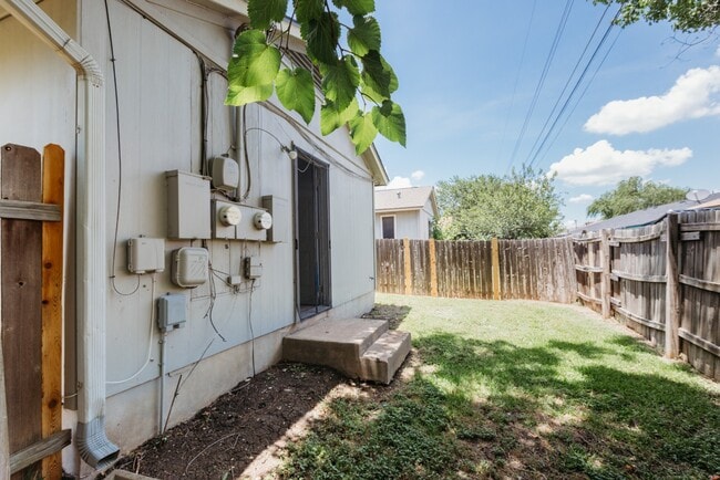 Building Photo - 1207-1207 Hyridge St