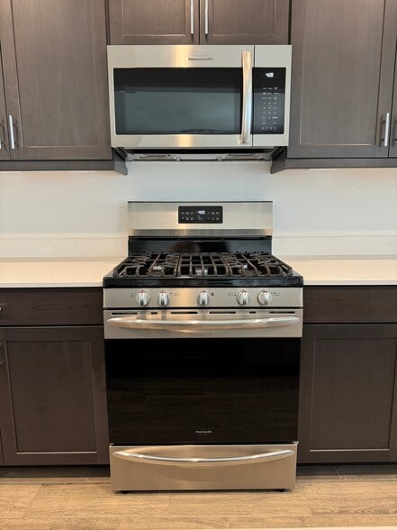 gas range - 2996 E Birdsong Ave