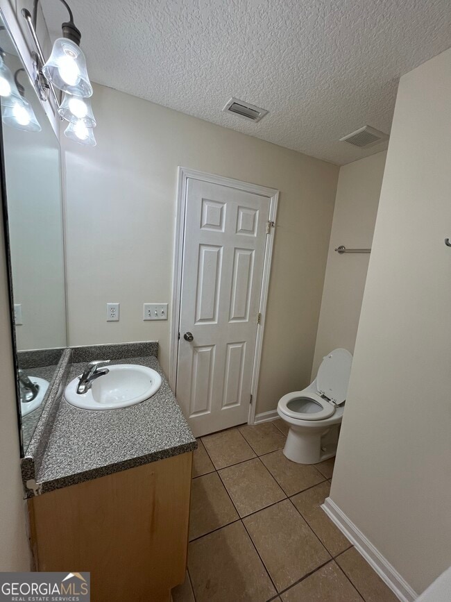 Building Photo - 207 Royal Palms Ave