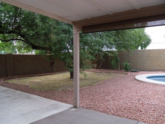 Building Photo - Lovely 4-bedroom, 2-bathroom home located ...