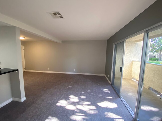 Building Photo - 2 bed, 2 bath upgraded unit with community...