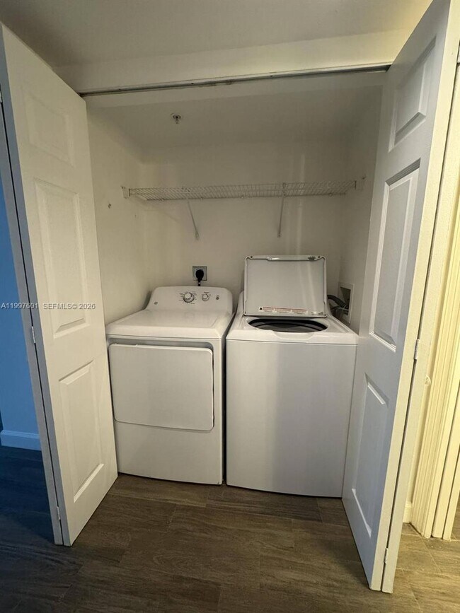 Building Photo - 1155 Brickell Bay Dr