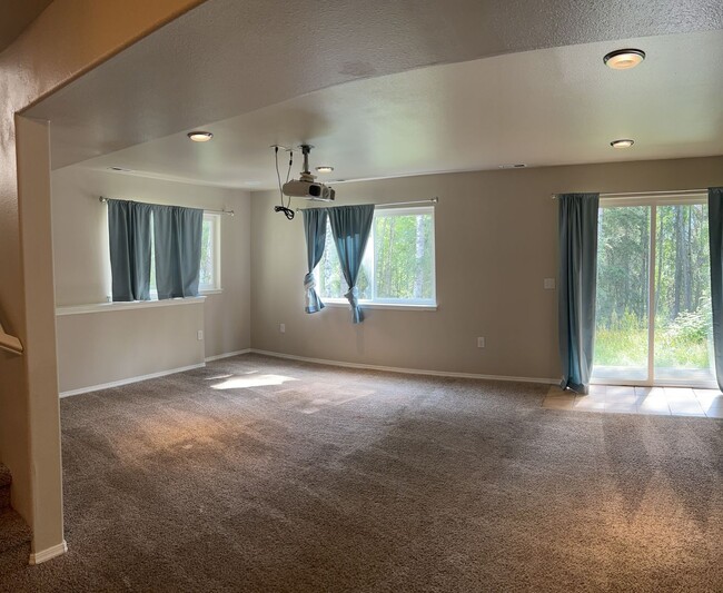 Building Photo - 3 bed/3.5 Baths. Eagle river.