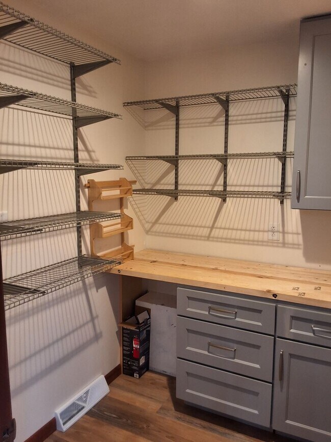 Building Photo - Oak Ridge 37830 - 4 bedroom 2.5 bath - call Sharon Arnwine 865-313-7215