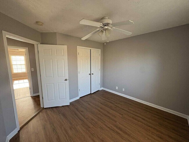 Building Photo - Welcome to Chinook Haven – Your Spacious Retreat Near Fort Campbell!
