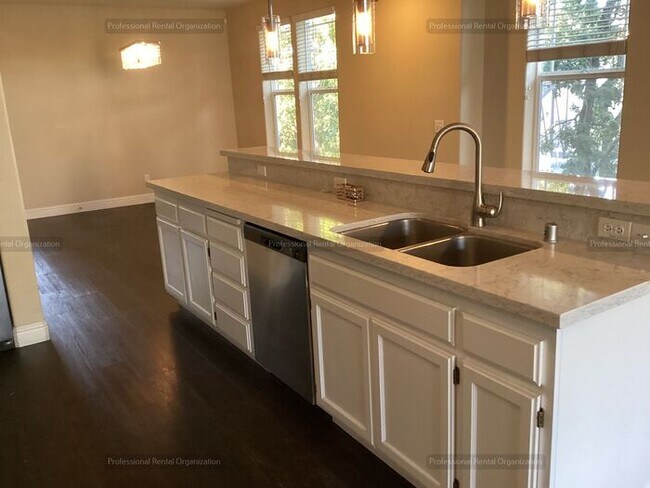 Building Photo - Elegant-Ideally located-Windsor Green End ...