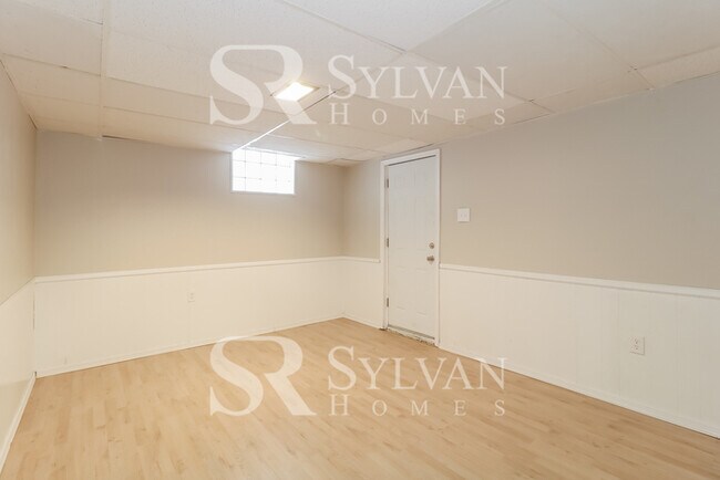 Building Photo - Beautiful 3BR 1.5BA Home