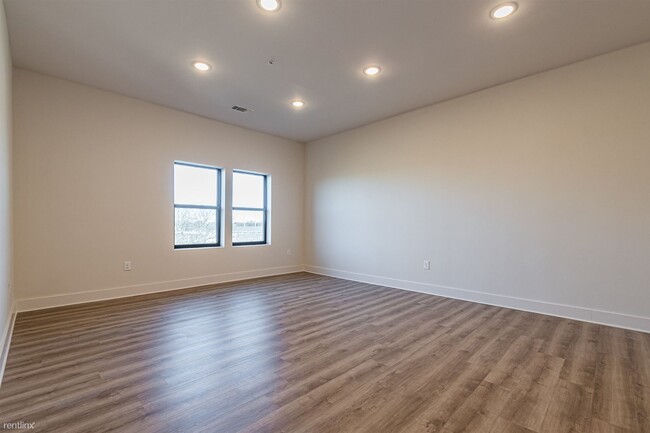 Building Photo - 1 br, 1 bath Condo - 112 Rogers Street Nor...