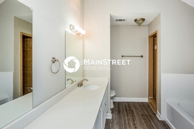 Building Photo - 5 Bedroom Pet-Friendly Home in Memphis, TN with Main Street Renewal