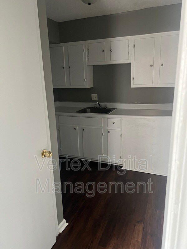 Building Photo - 3380 Benbow Dr