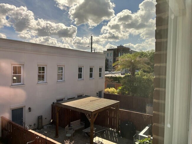 Building Photo - 305 Alice St