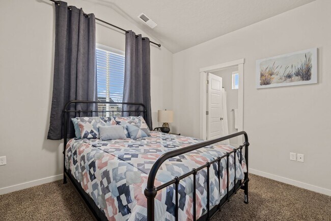 Building Photo - Beautiful Home in Garden City!