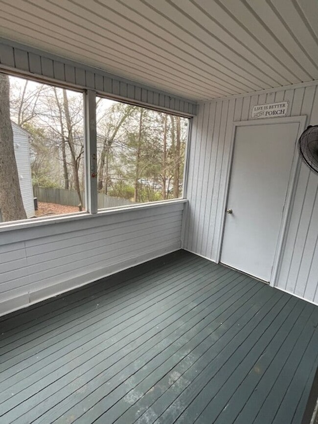 Building Photo - 2 Bedroom 1 Bath Upstairs Condo with MANY upgrades in Hunters Chase