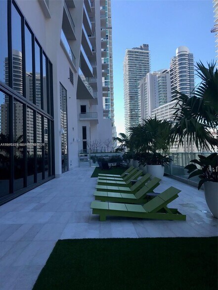 Building Photo - 1010 Brickell Ave