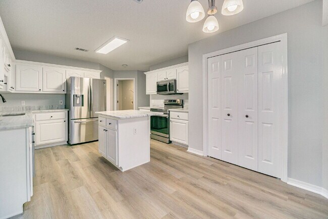 Building Photo - Beautiful property in highly desirable Lilian Woods Subdivision!