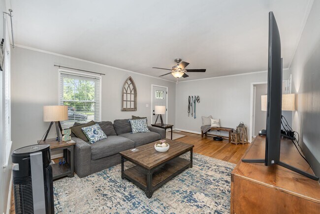 Building Photo - 1633 Sunset Dr