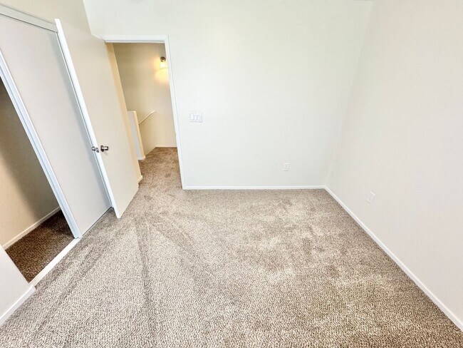 Building Photo - BEAUTIFULLY UPDATED SOUTHWEST LAS VEGAS TOWNHOME WITH NEW KITCHEN AND FLOORING