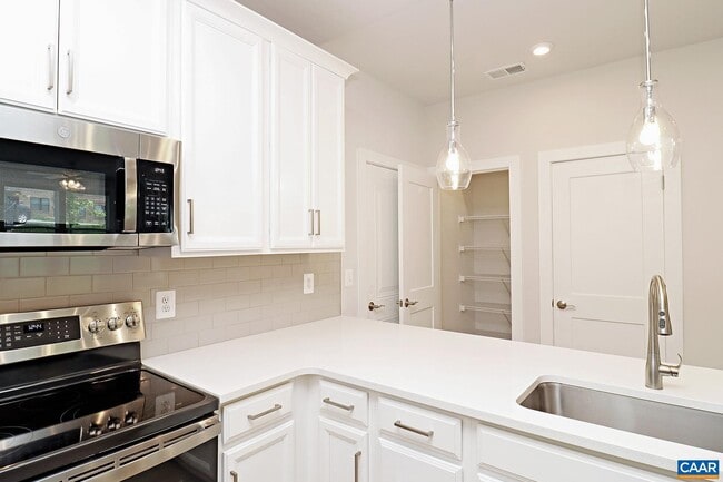Building Photo - 825 Wesley Ln