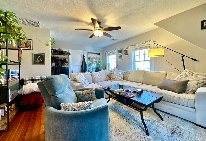 Building Photo - 11 Spring Park Ave