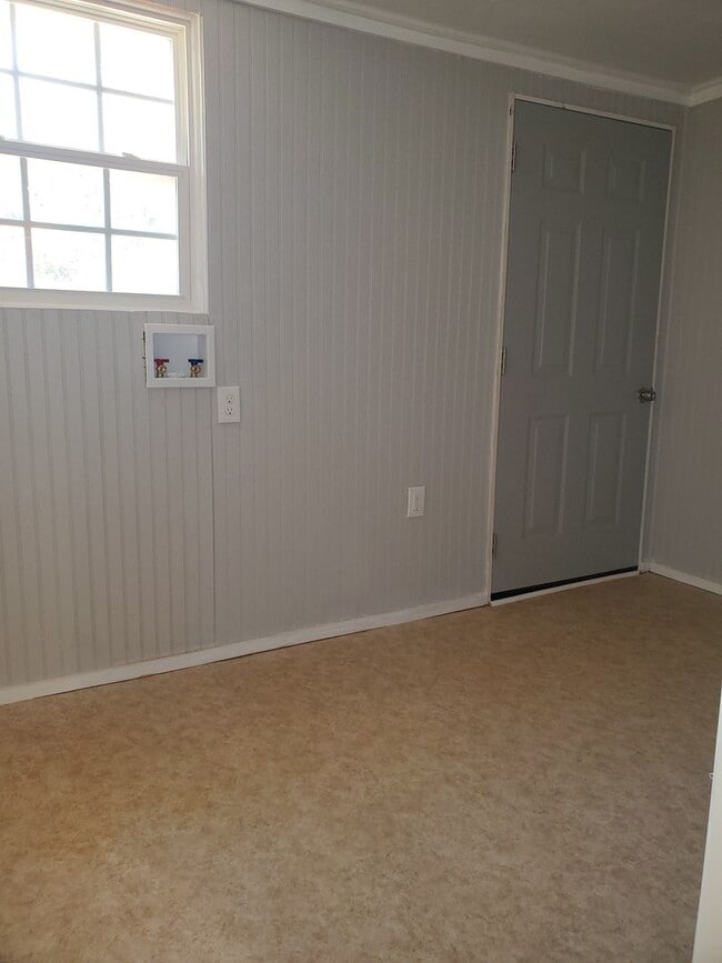 Building Photo - 151 Circle Dr