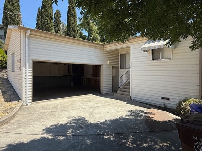 Building Photo - 3-Bedroom Rodeo Home with Brand New Kitchen!