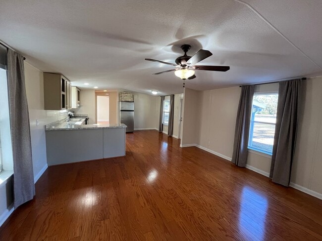 Building Photo - Newly renovated 3 Bedroom, 2 Bathroom Manufactured Home Just outside of Live Oak
