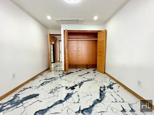 Building Photo - Renovated One bedroom 63 AVENUE