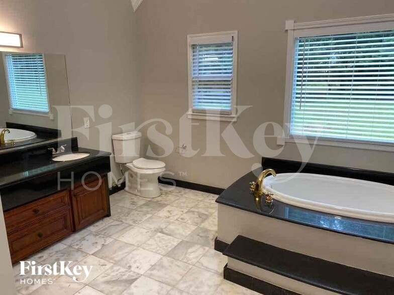 Building Photo - 1020 Forest Hills Dr SE