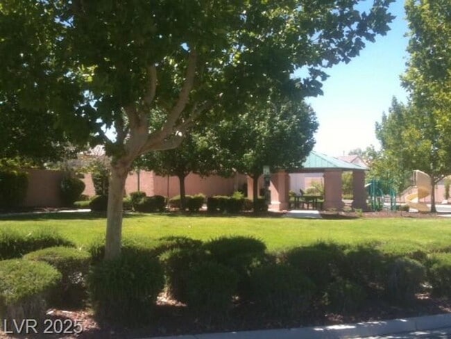 Building Photo - WONDERFUL SINGLE STORY 3 BED 2 BATH HOME I...
