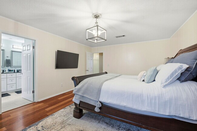 Building Photo - 7477 Baywoods Ln