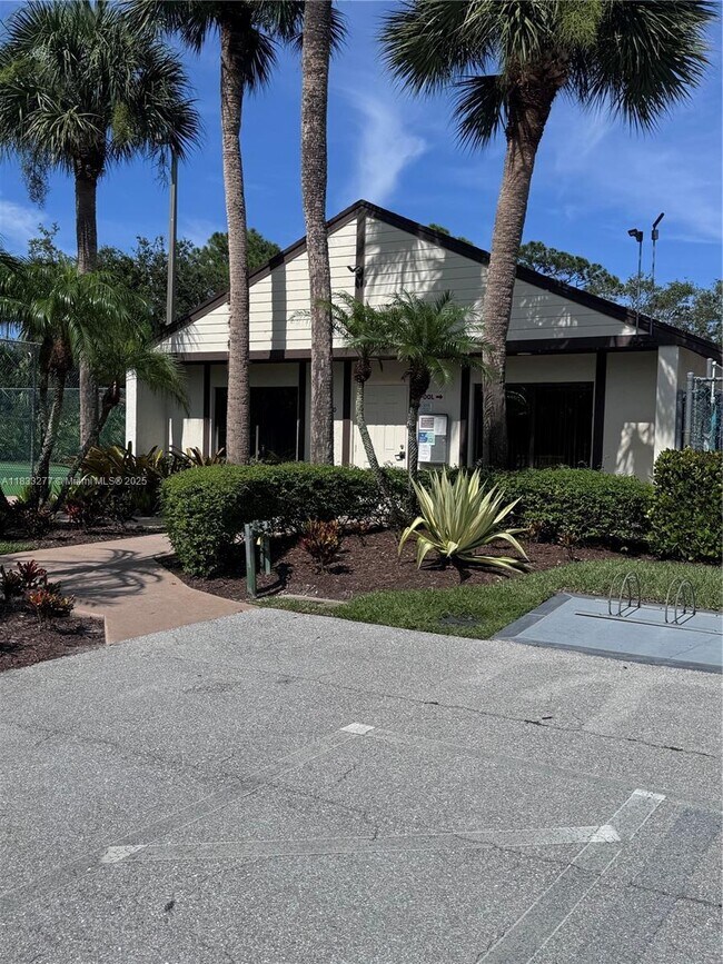 Building Photo - 2025 SW Silver Pine Way