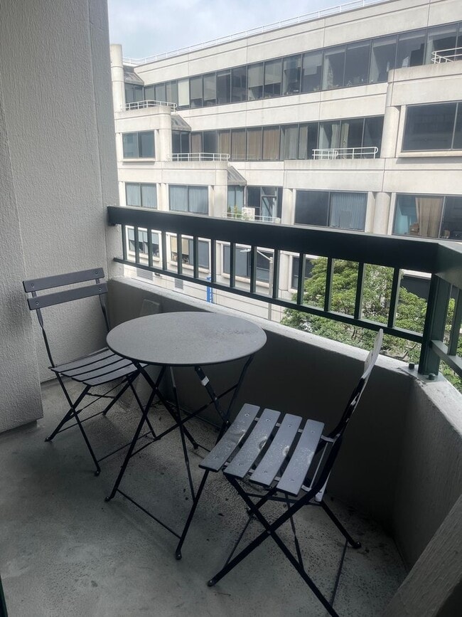 Building Photo - Elegant fully furnished one bedroom in Opera Plaza