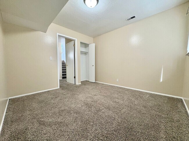 Building Photo - Charming 3-Bed Townhome in Holladay – Fenced Yard, Ample Parking & Prime Location