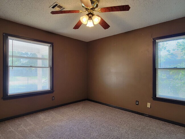 Building Photo - Quaint Home In El Reno