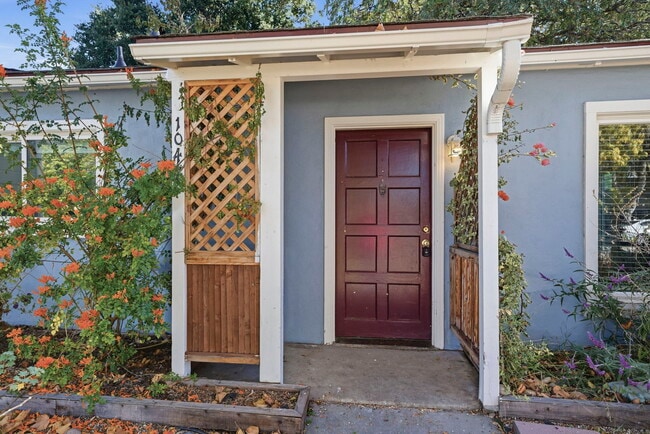 Building Photo - 1047 Riverton Dr