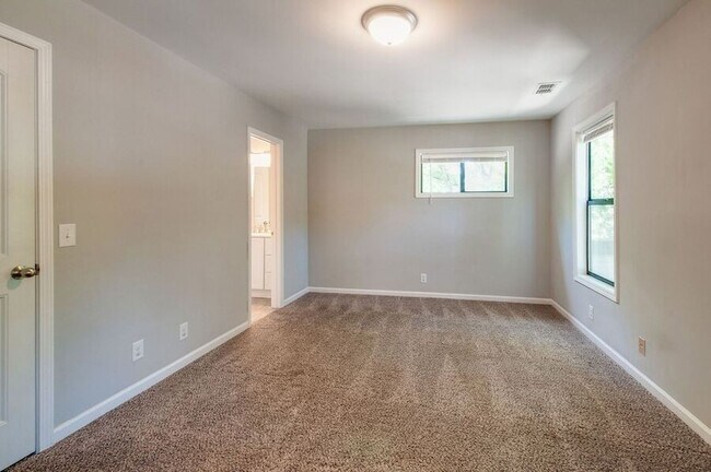 Building Photo - 625 Mercer Dr