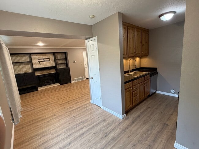 Building Photo - 5396 S Willow Ln