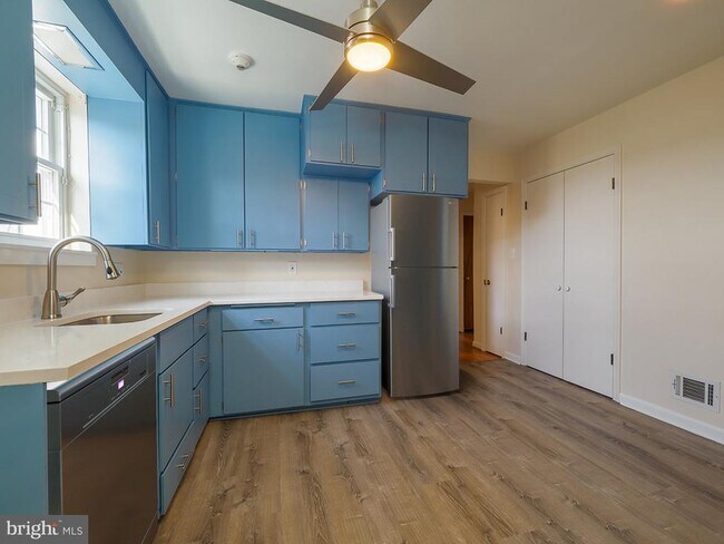 Building Photo - 2702 Navarre Dr