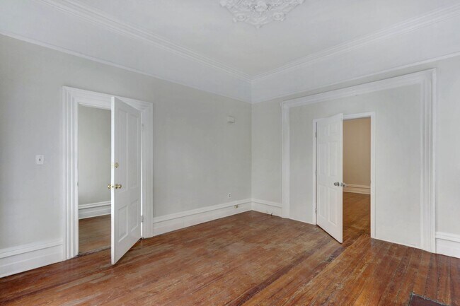 Building Photo - Large Two Bedroom Apartment - Lots of Hist...