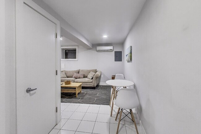 Building Photo - 646 Keefer Pl NW