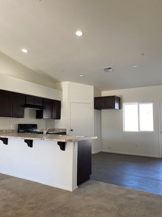 Building Photo - DESERT SKY TOWNHOME