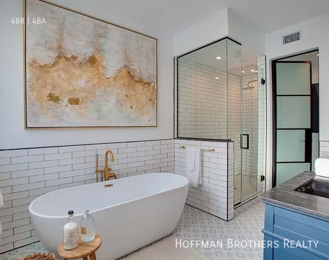 Building Photo - 1254 N Las Palmas Ave