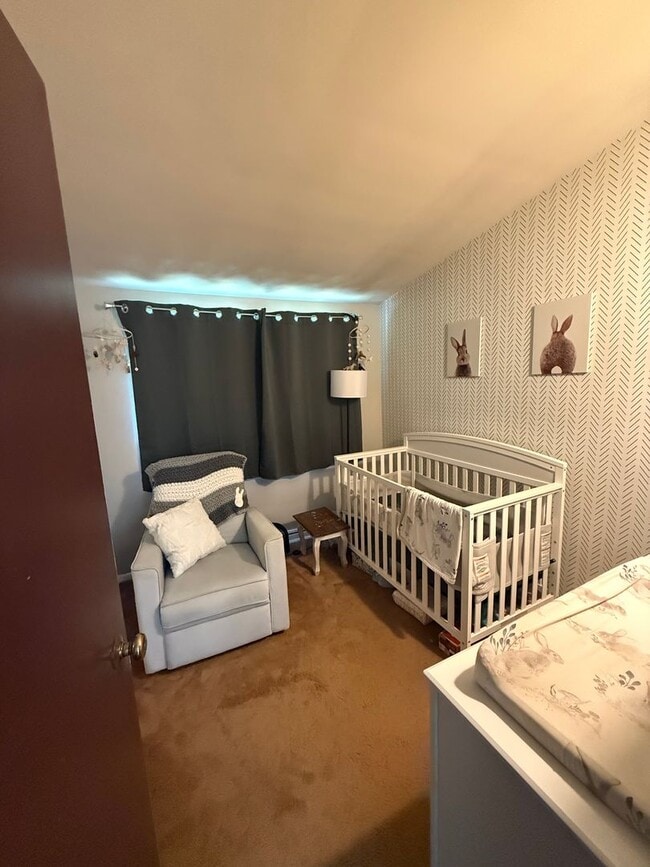 Building Photo - Three Bedroom / 1.5 Bathroom House AVAILAB...