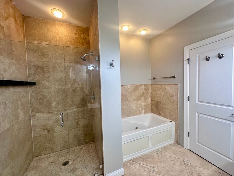 Primary shower/tub - 3122 N Paulina St