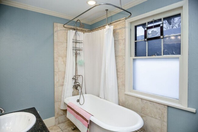 Building Photo - 2 Bedroom + Office, 3 Bath in Old Town Fort Collins